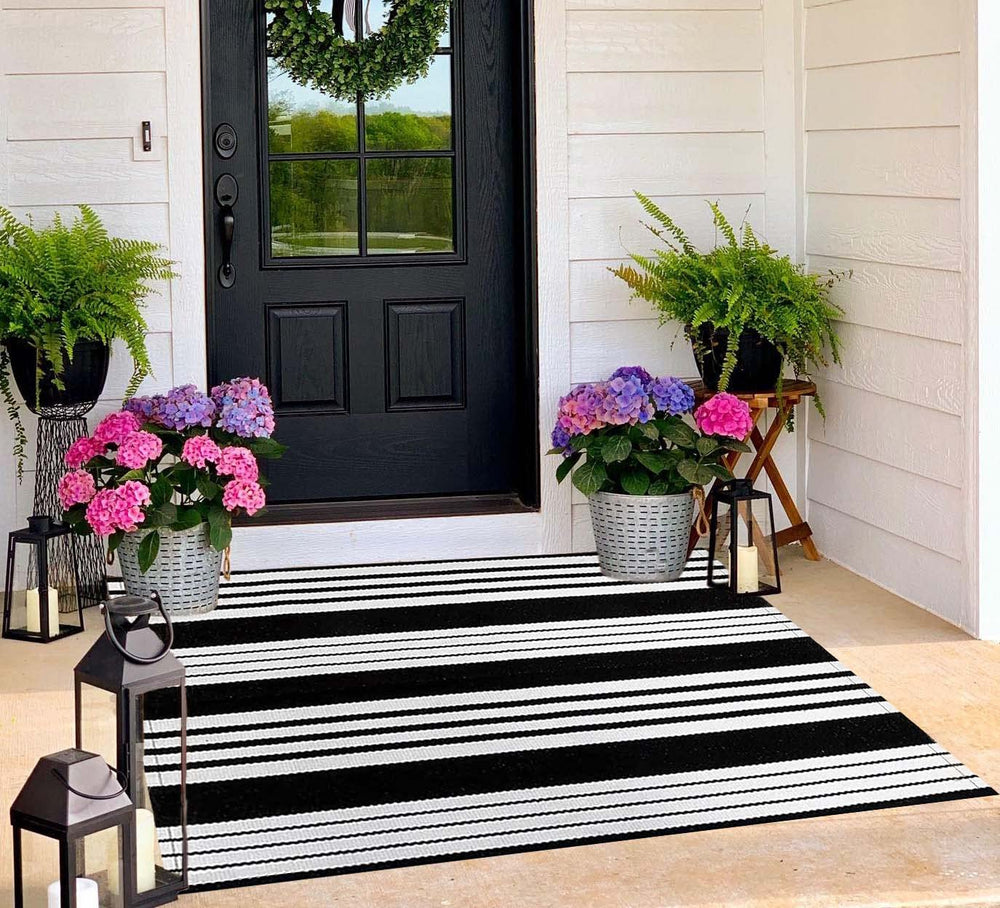 BUAGETUP Black and White Outdoor Rug 3' x 5' front view