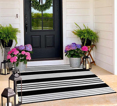 BUAGETUP Black and White Outdoor Rug 3' x 5' front view