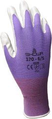 Close-up of Atlas NT370 nitrile glove palm with textured grip