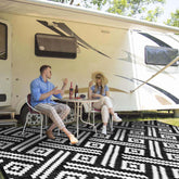 Kalafun Outdoor Plastic Straw Rug front view in Modern Black White