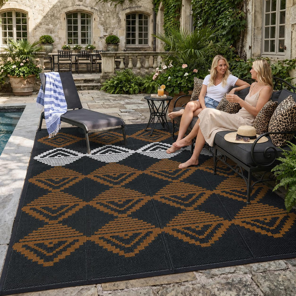 Lahome Outdoor Plastic Straw Rug 6x9 black checkered front view