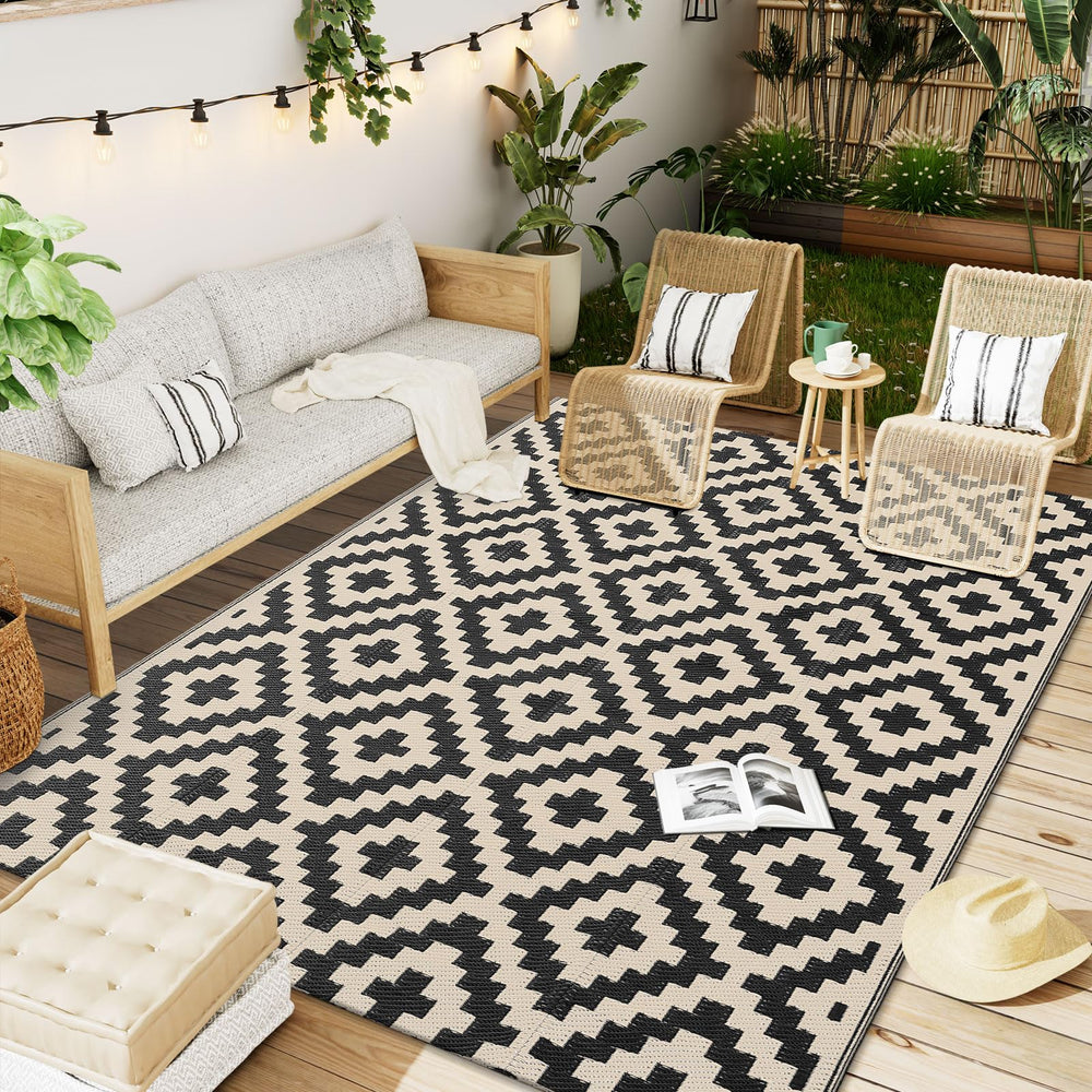 OLANLY Outdoor Rug 5x8 ft black and beige geometric pattern front view