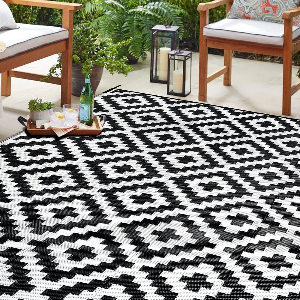 SAND MINE 6x9 ft outdoor rug in black and white lattice design