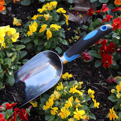 Sinoer trowel scoop in use for transplanting plants