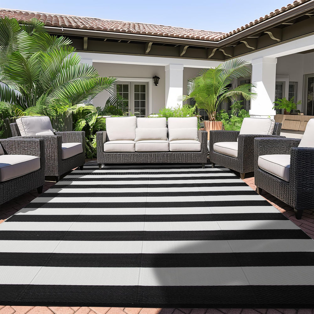 Strickland Home Outdoor Rug 9'x12' in black and white design
