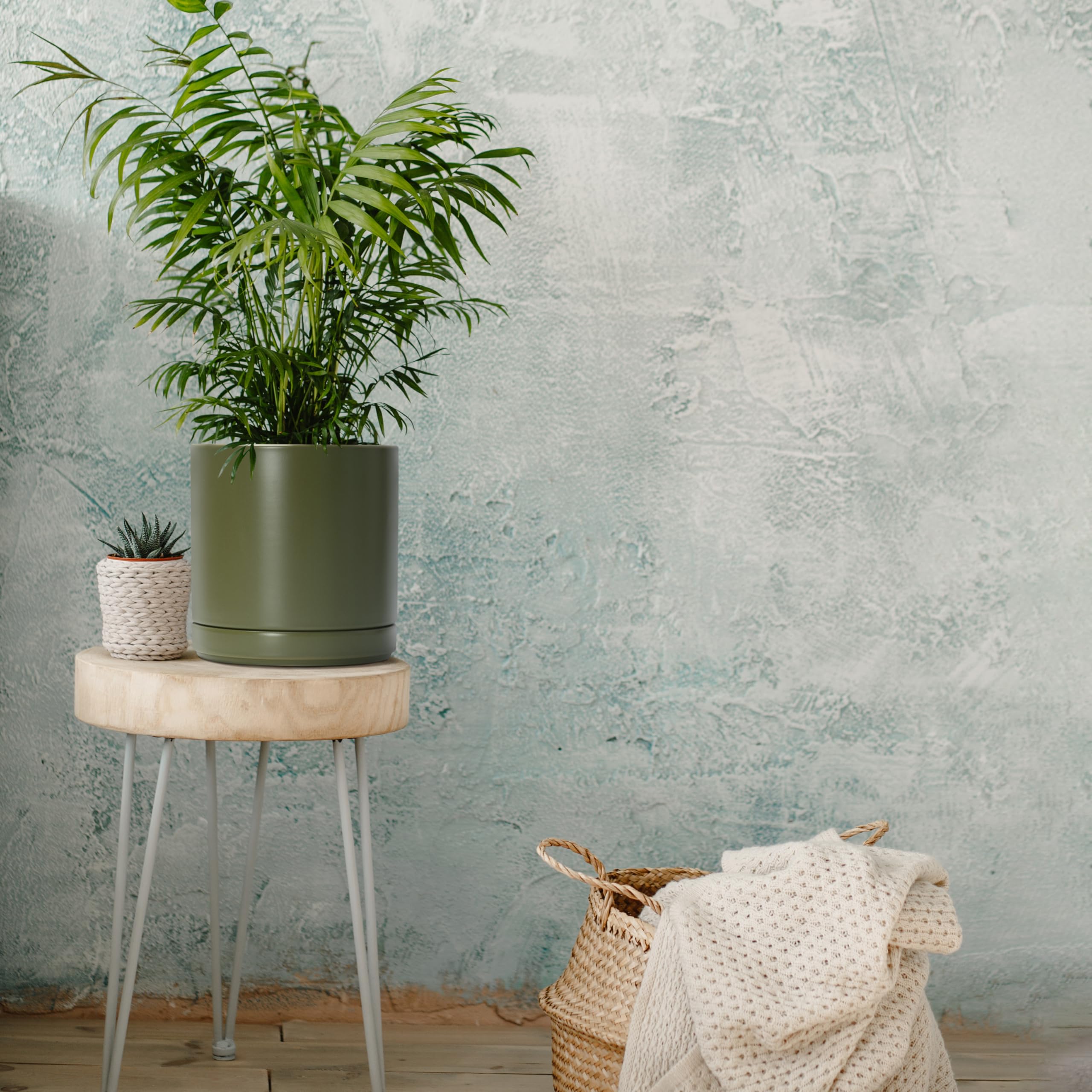 Accessories included with D'vine Dev planter: mesh and scratch pad.