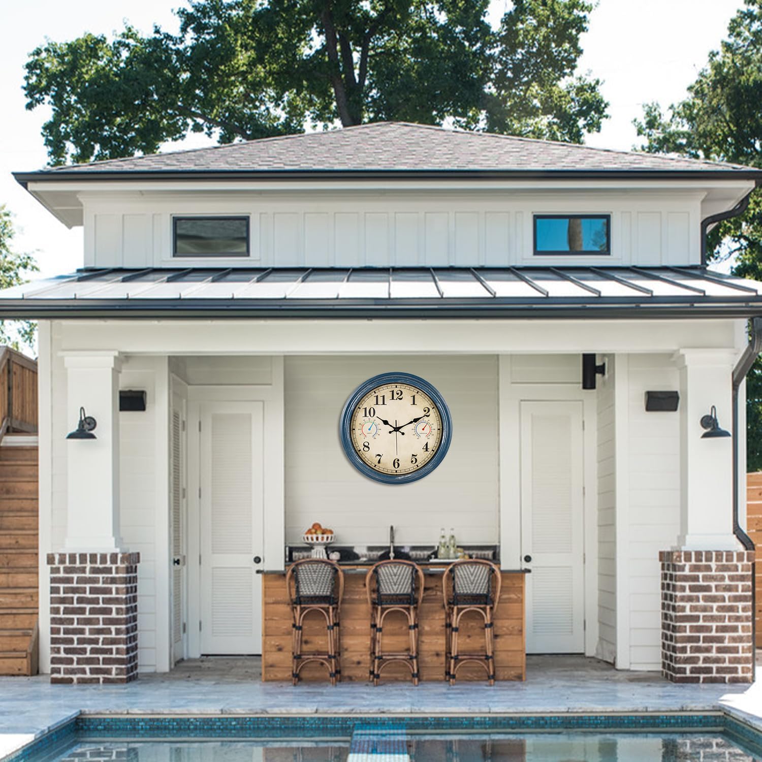 Alarllok outdoor clock showing clear numerals for easy reading