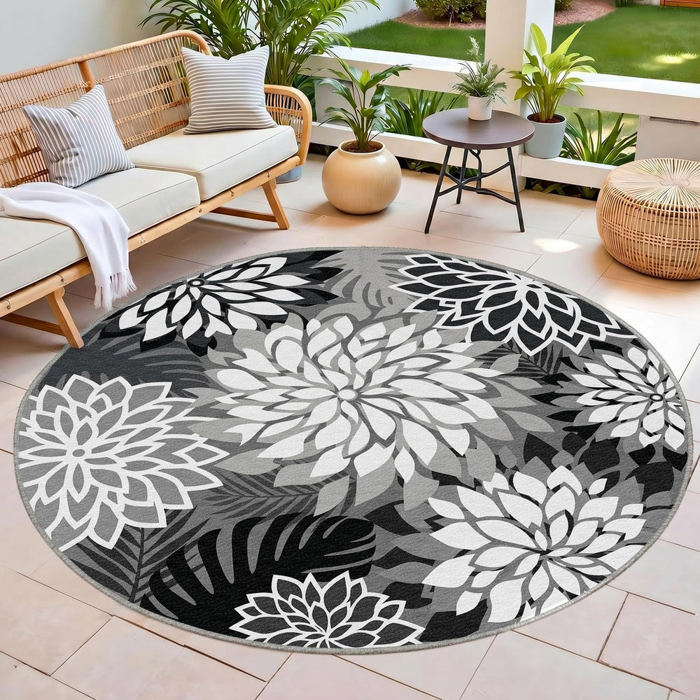 Arenarug Outdoor Rug 6' Round in garden setting