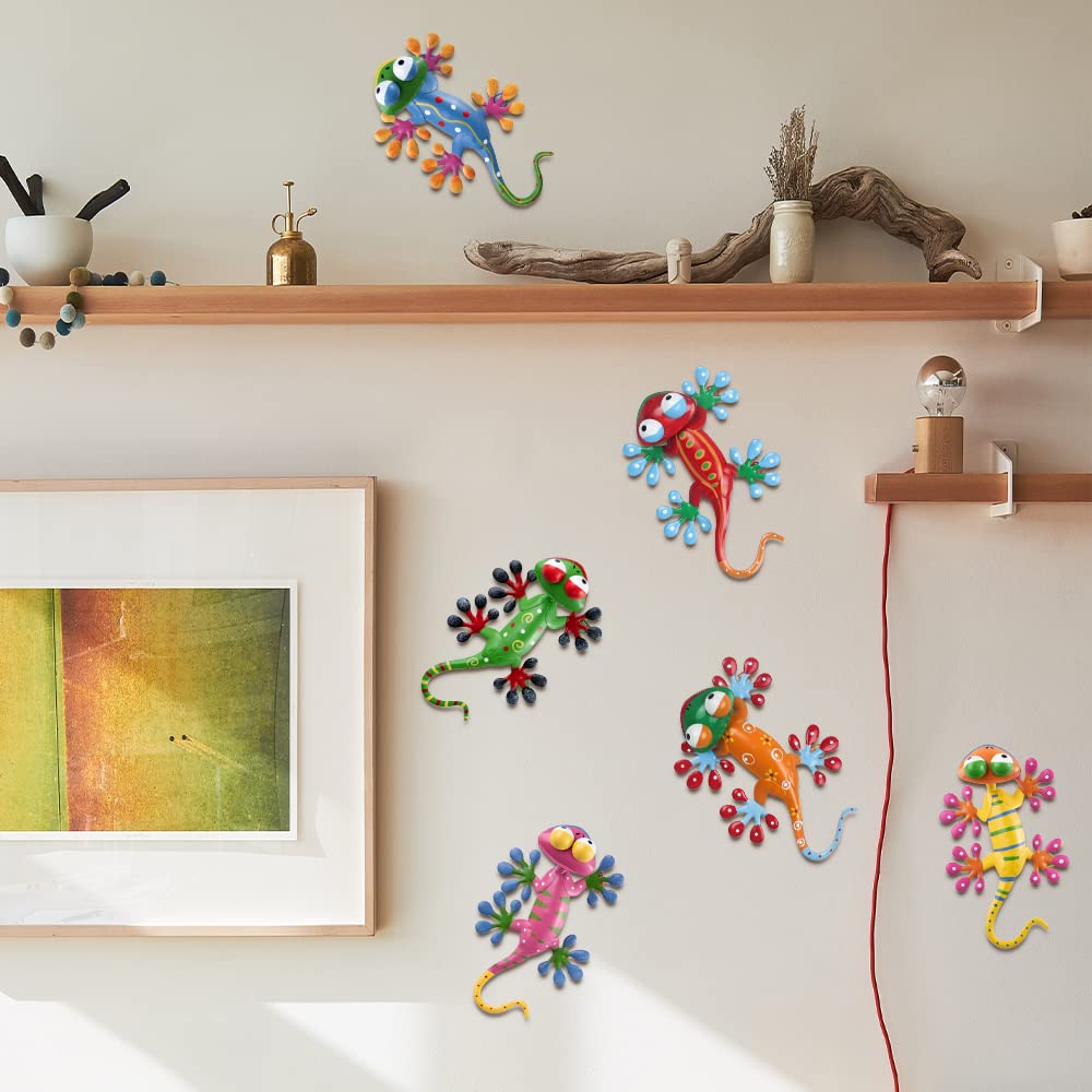 back view of hogardeck gecko wall art with mounting rings
