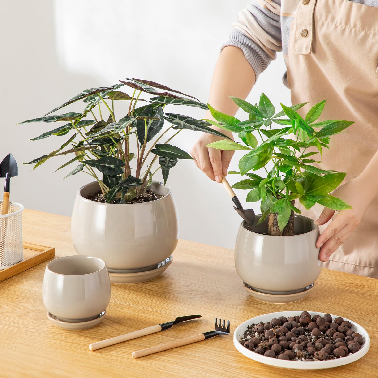 Back view of vancasso ceramic pots showcasing drainage hole