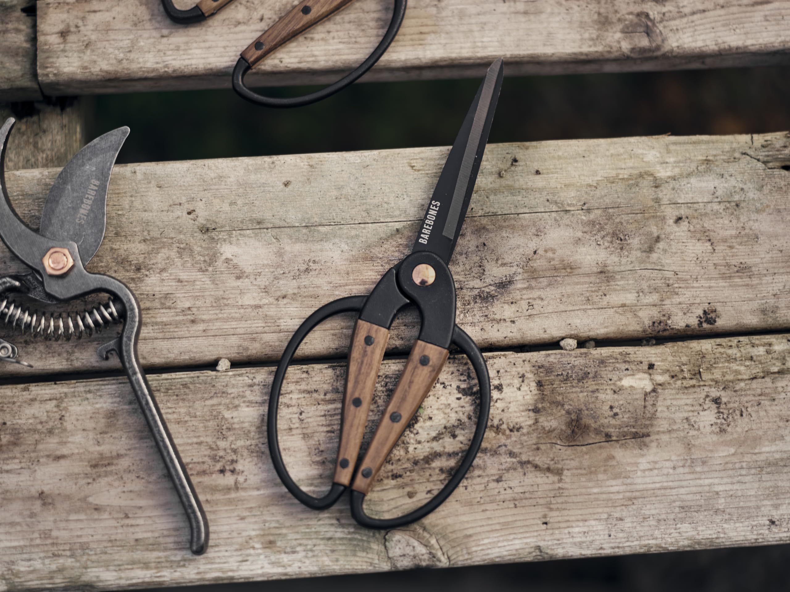 Barebones Garden Scissors with focus on dual grip feature