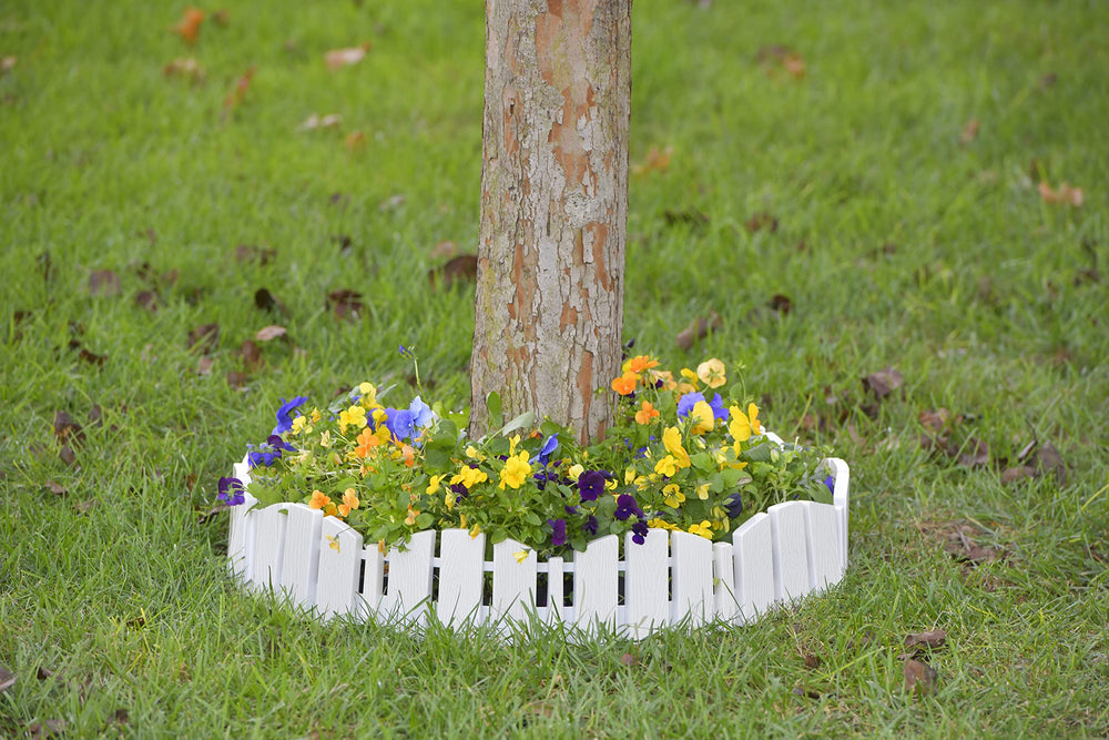 Beautiful landscaped yard featuring EasyFlex edging