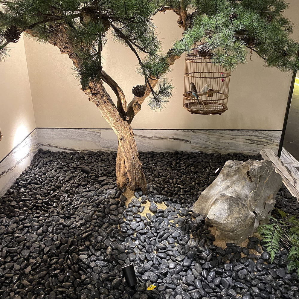 Black pebbles used in a wedding decoration