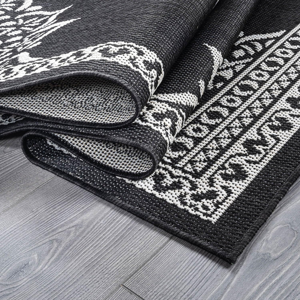 CAMILSON Outdoor Rug 6x9 Medallion Black close-up on texture