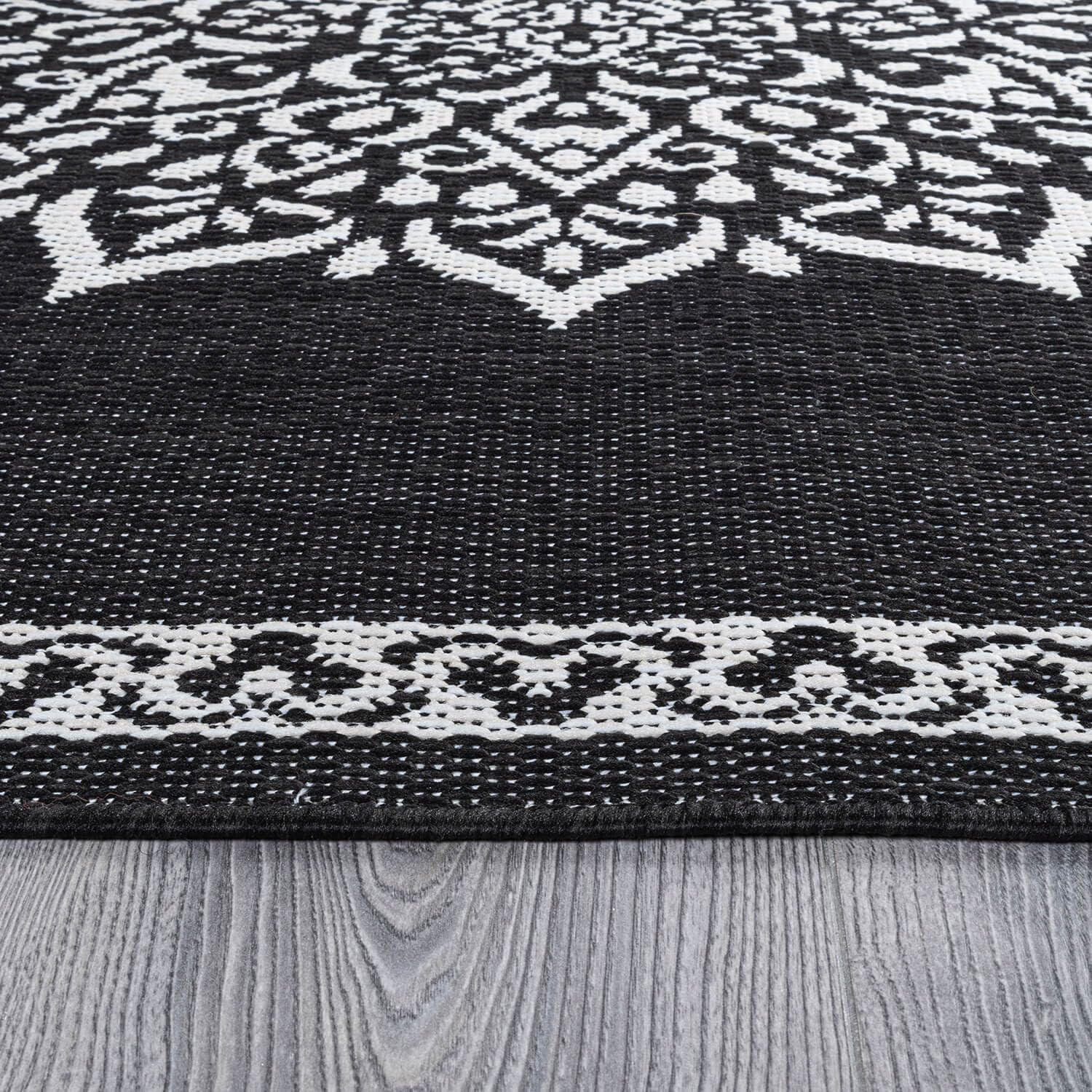 CAMILSON Outdoor Rug 6x9 Medallion Black in a living room