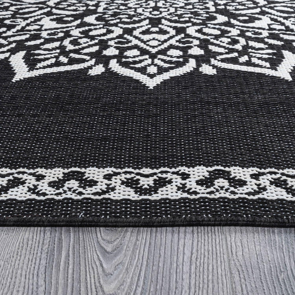 CAMILSON Outdoor Rug 6x9 Medallion Black in a living room