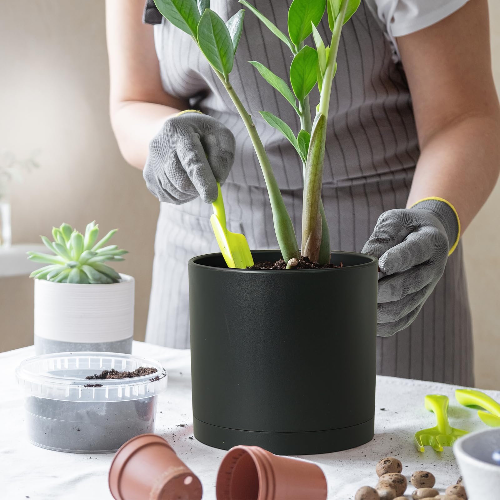 Close-up of black WSMKSZ pot showcasing its frosted finish