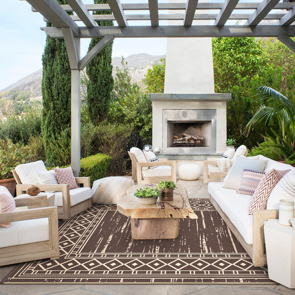 Close-up of GENIMO Outdoor Rug's geometric design