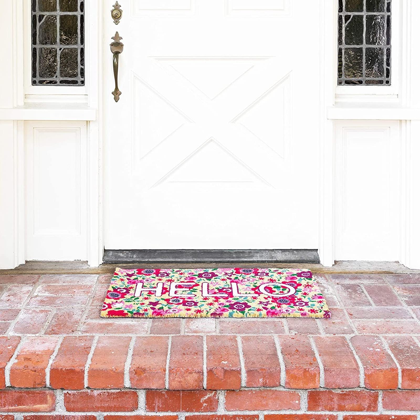 Close-up of Juvale welcome mat with Hello greeting