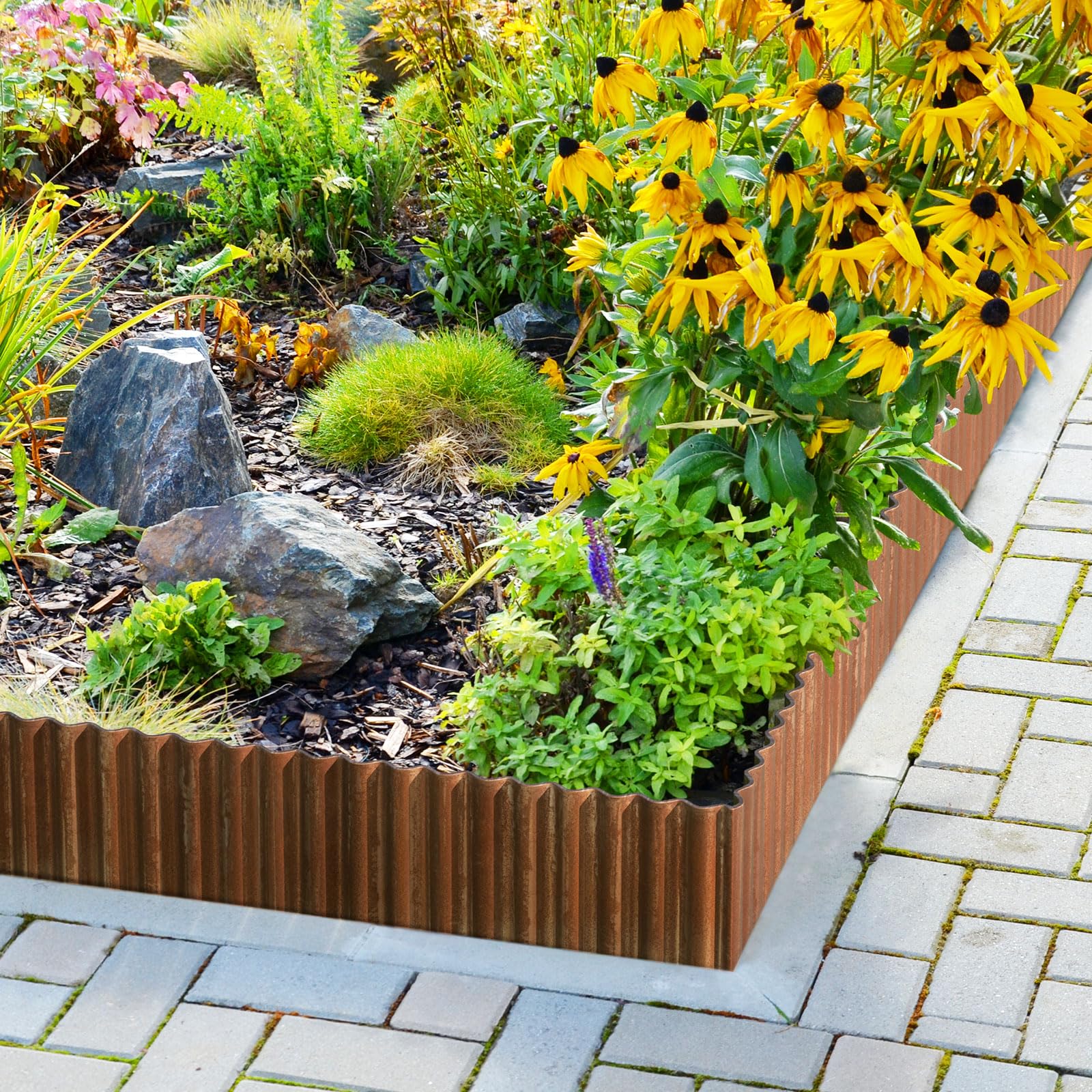 Close-up of LAVEVE garden edging hemmed edges