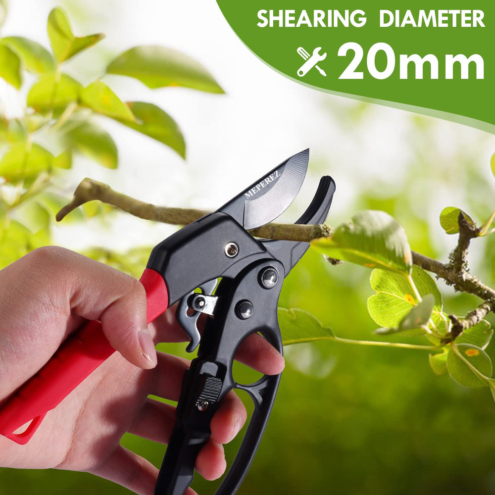 Close-up of MEPEREZ shears cutting through a branch