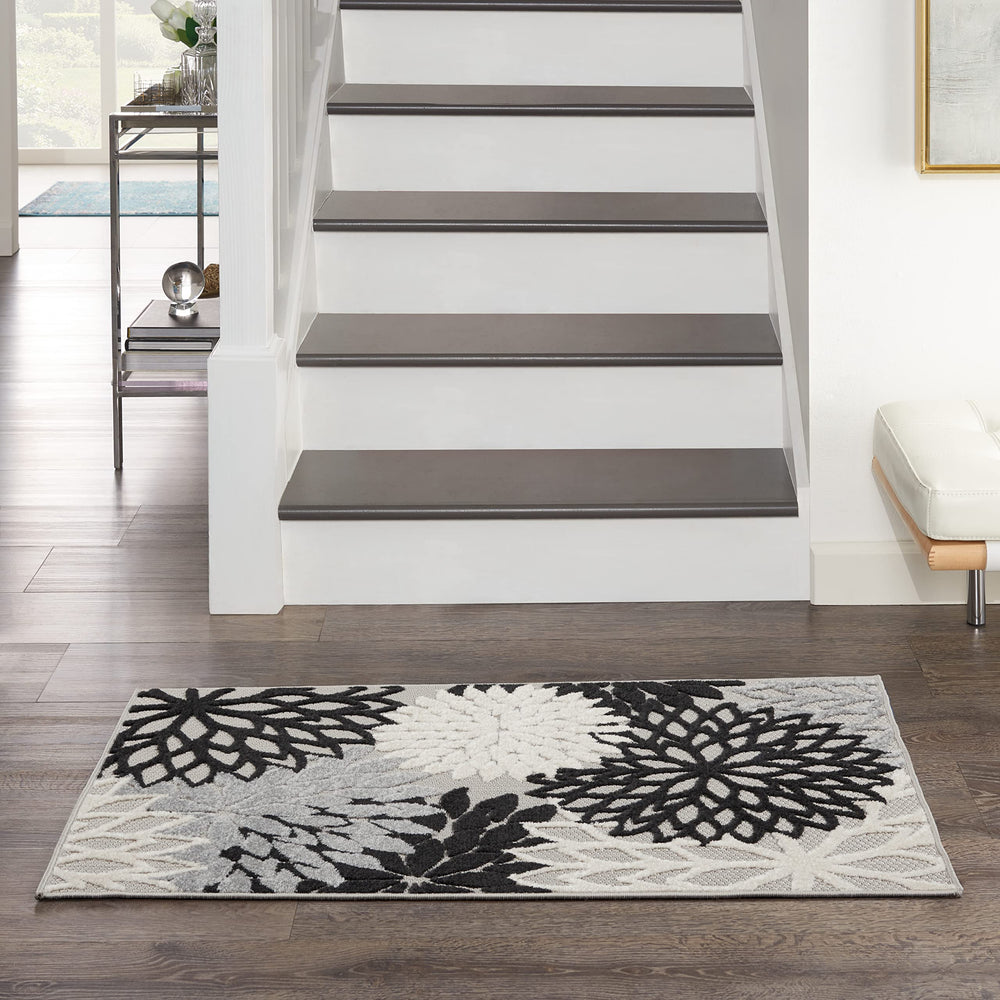 Close-up of Nourison Aloha rug's high-low pile