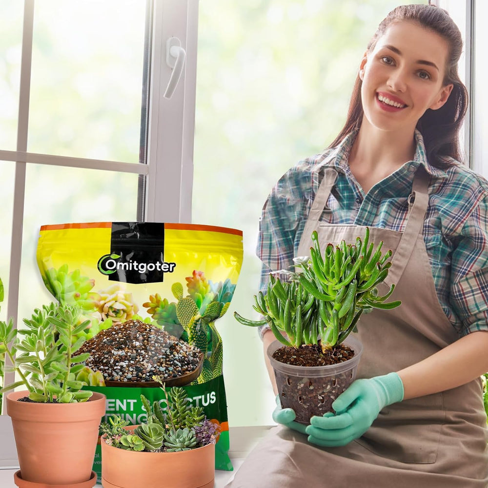 Close-up of Omitgoter Succulent & Cactus Soil ingredients