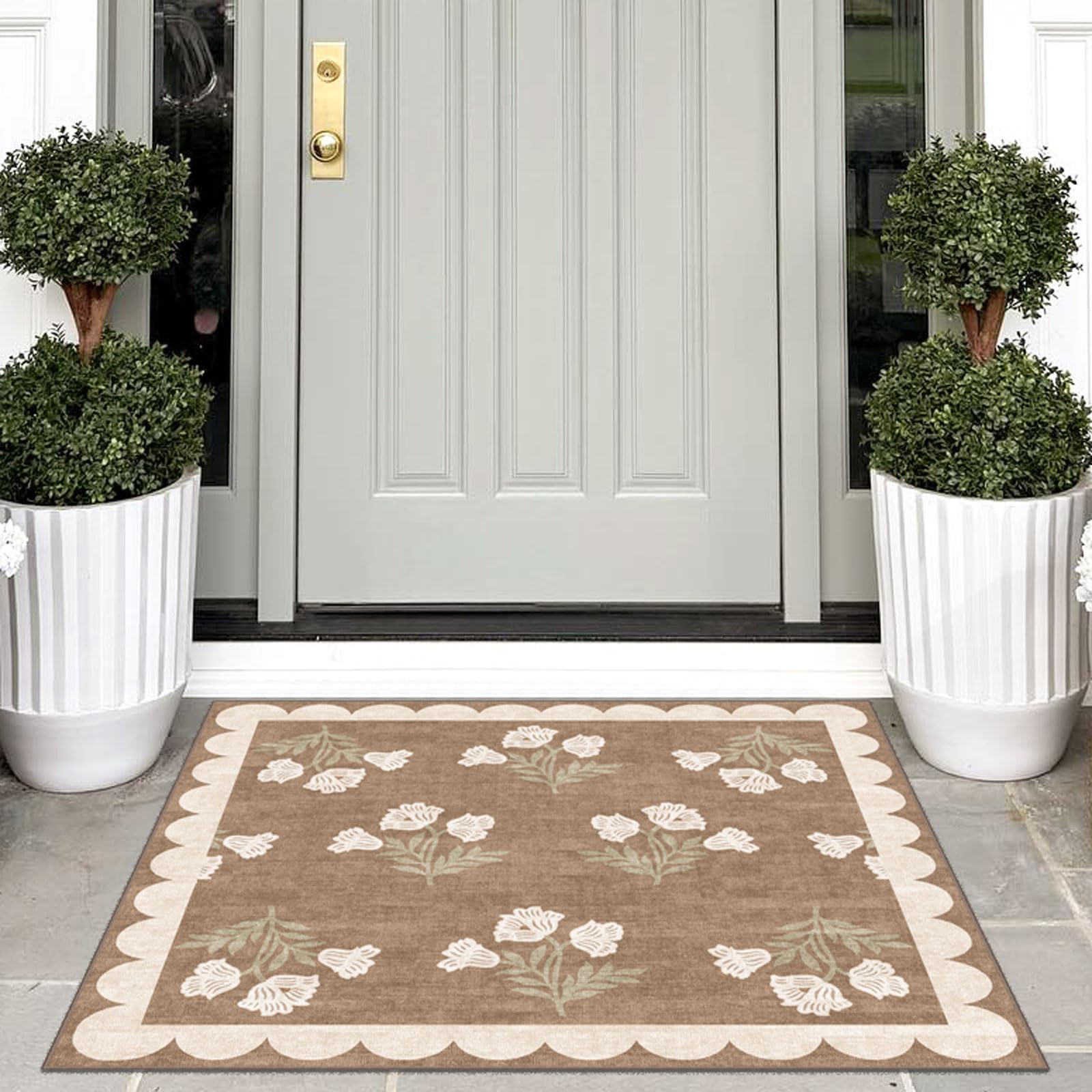 Close-up of Othilic rug scalloped edge and floral pattern