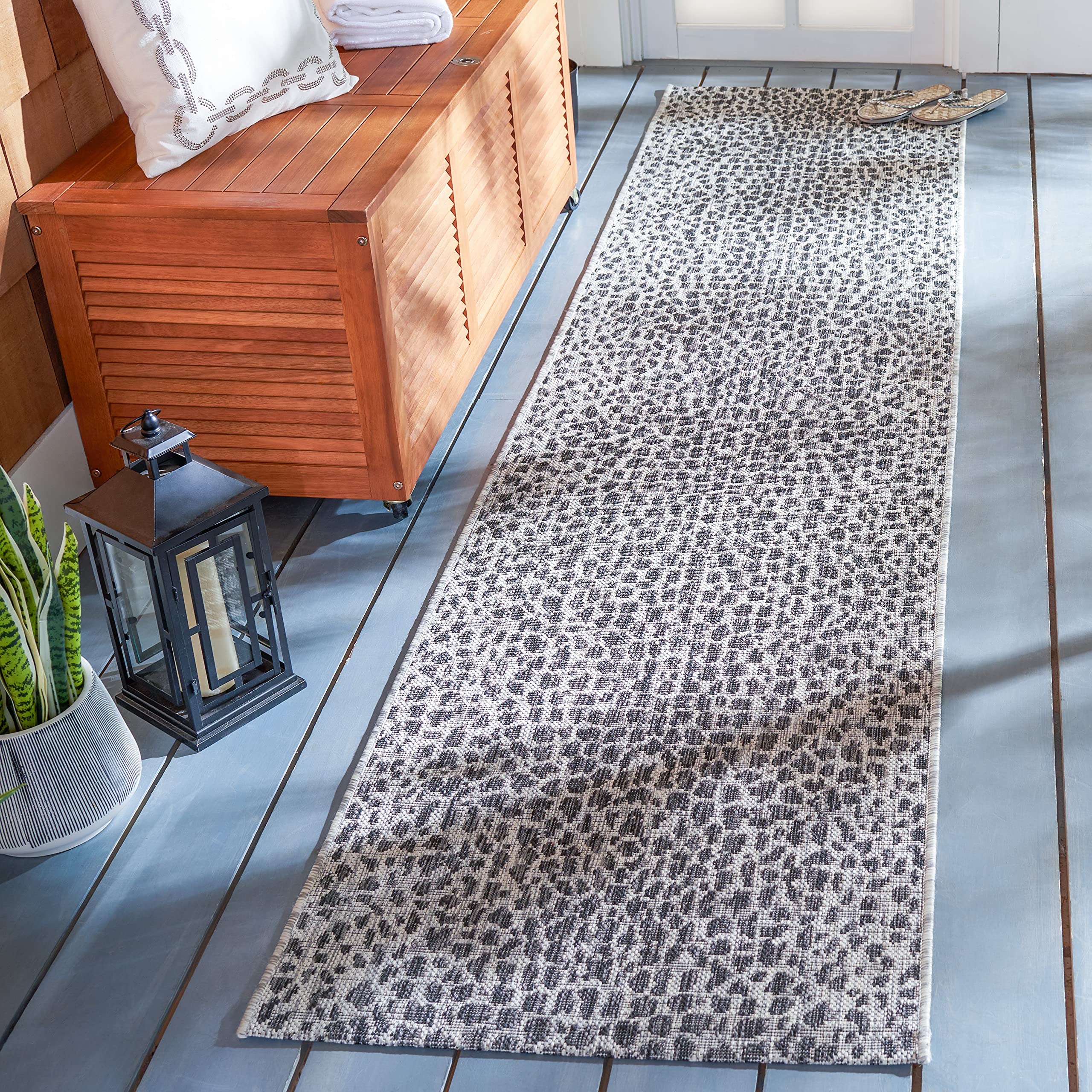 Close-up of SAFAVIEH Outdoor Rug's texture and pile