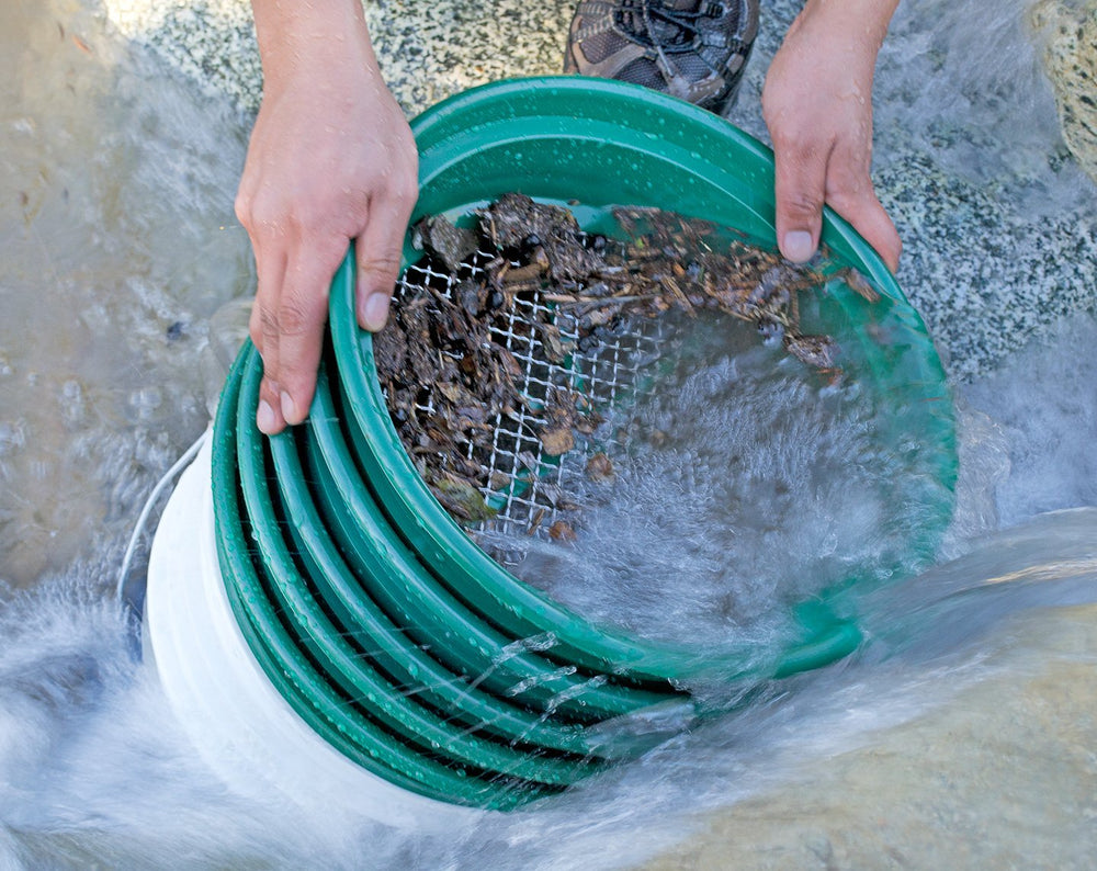 Close-up of SE 0.500 inch mesh sifting pan