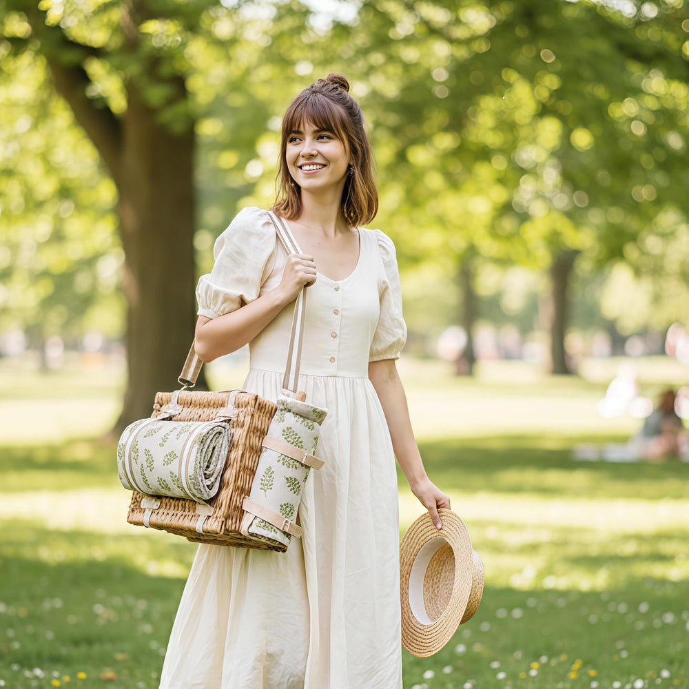 Complete tableware set included in SatisInside Picnic Basket
