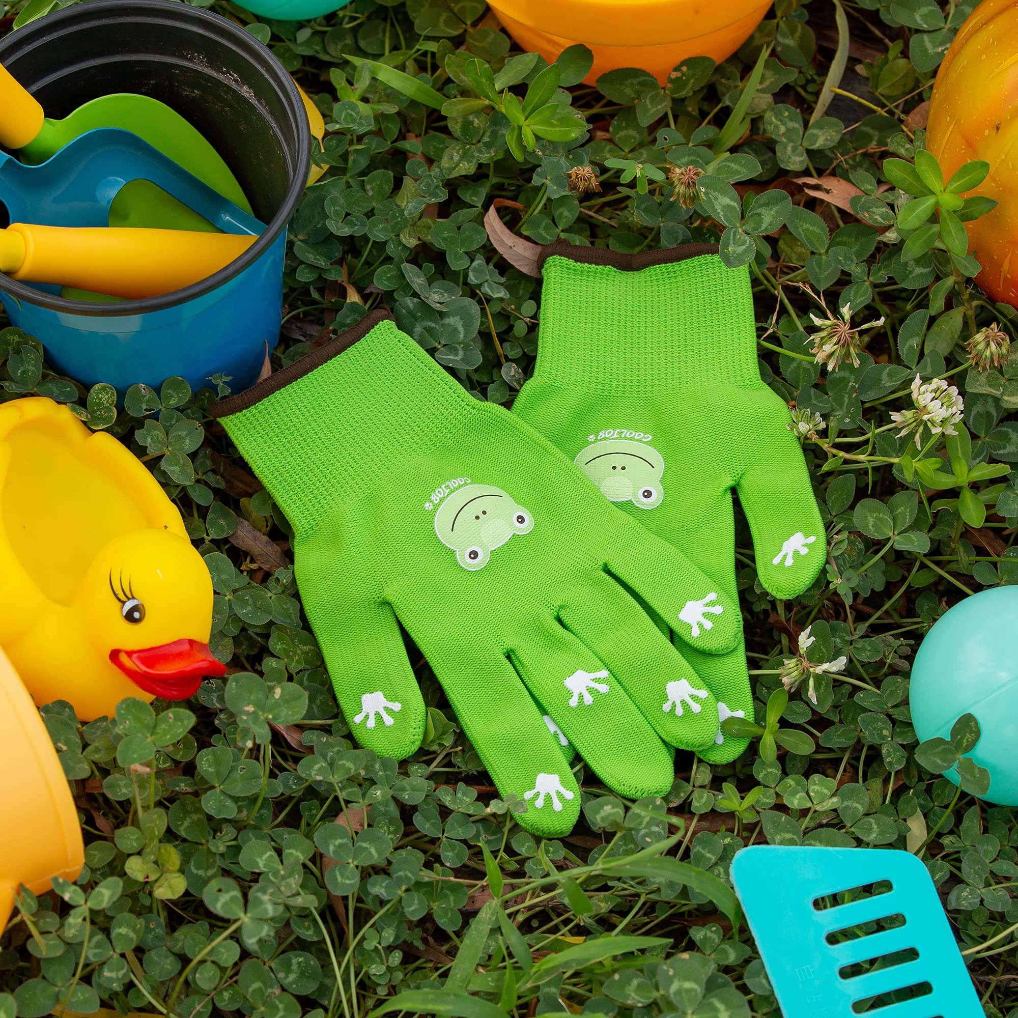 COOLJOB Toddler Gardening Gloves on a child gardening
