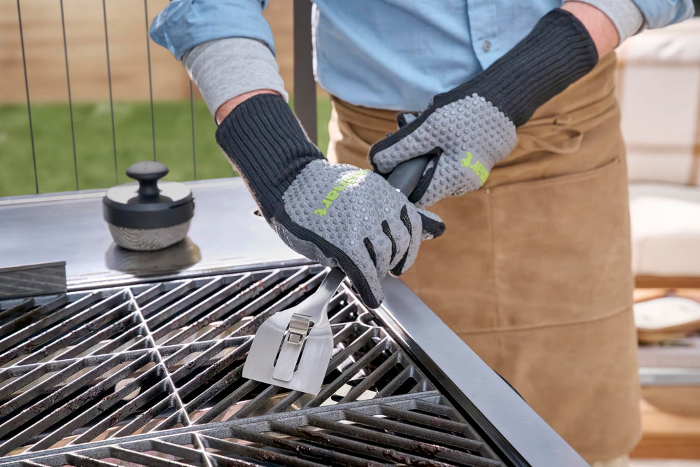 Cuisinart Chainmail Grill Cleaner showing scraper tool detail