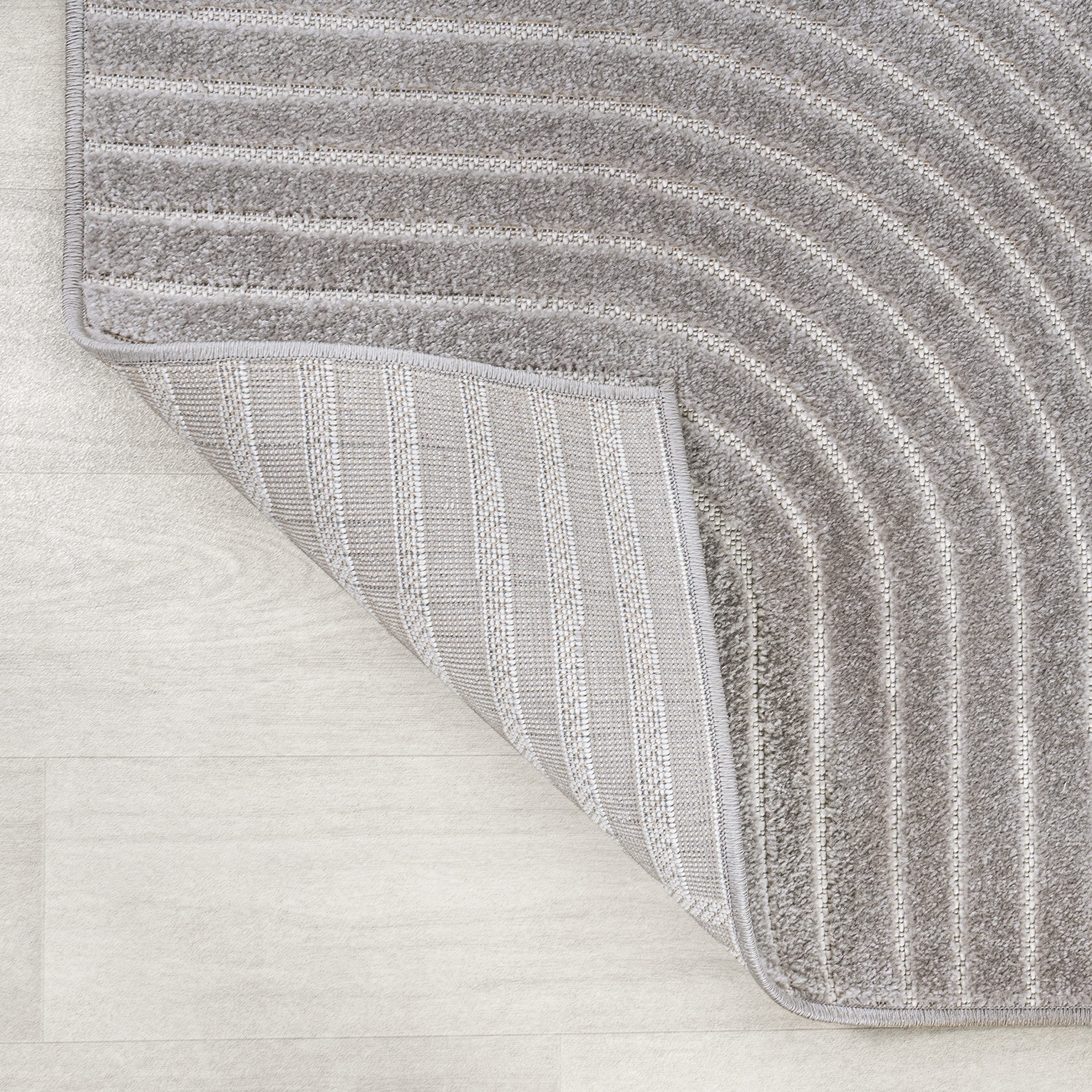 Curved ivory lines pattern on the gray JONATHAN Y rug