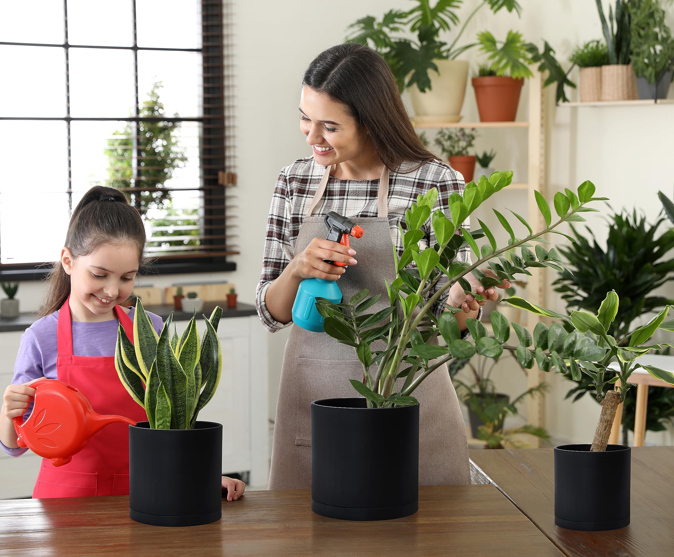 D'vine Dev plastic pots in matte black with plants