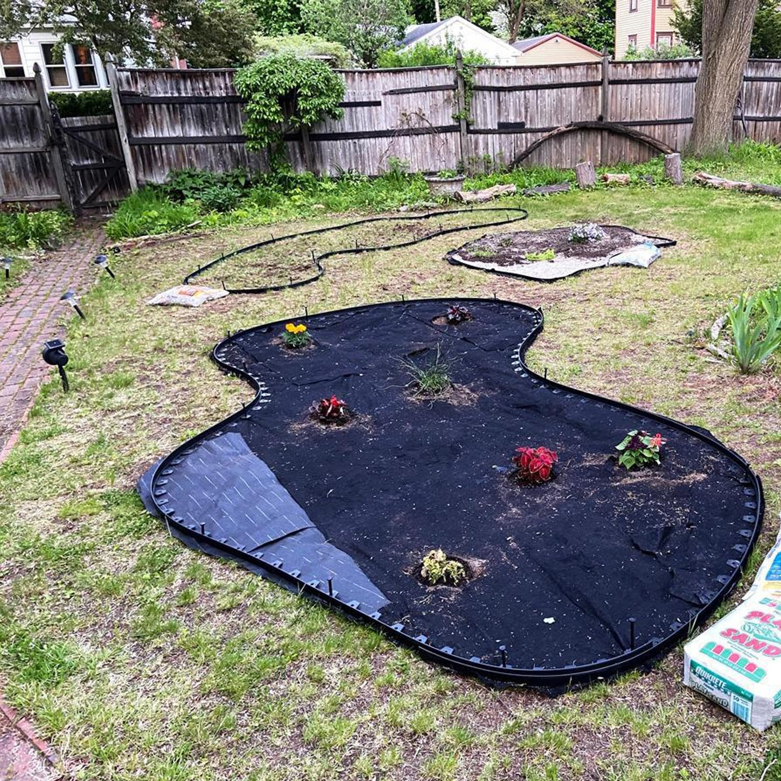 DasTior landscape edging laid out in a straight line