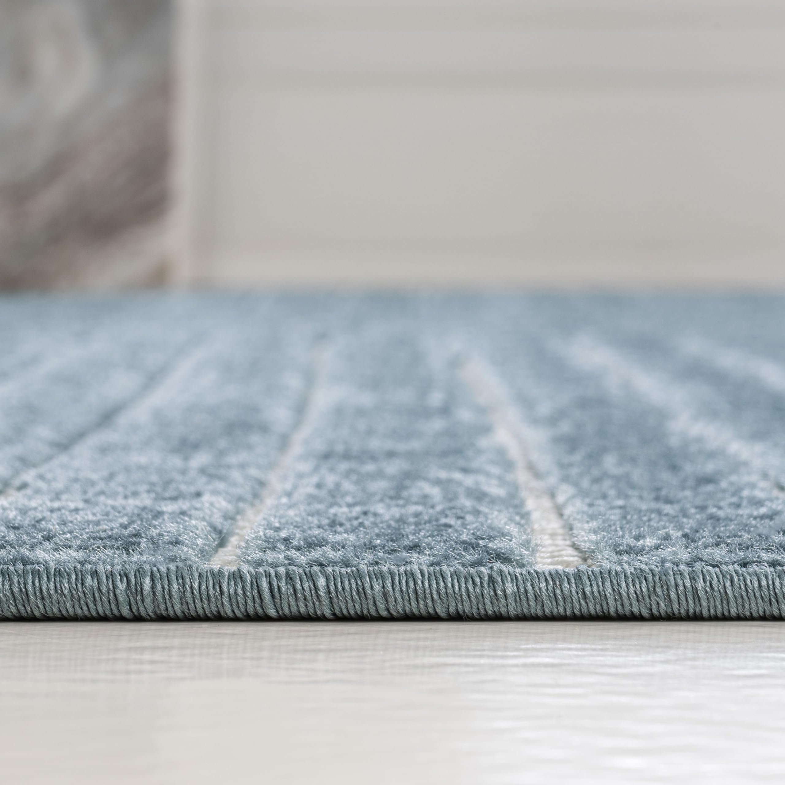 Detailed view of cream curved lines on JONATHAN Y Hallie rug
