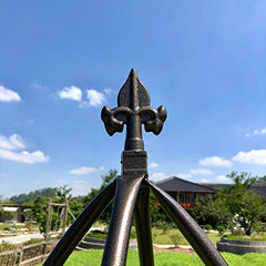 Detailed view of the metal tubing of the trellis