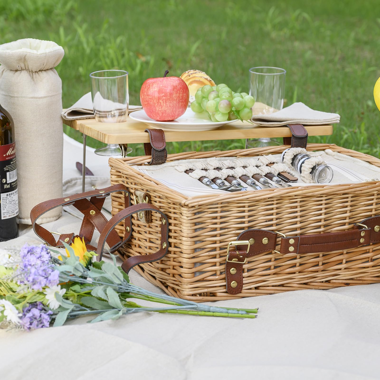 Detailed view of the wine bag included in the picnic set