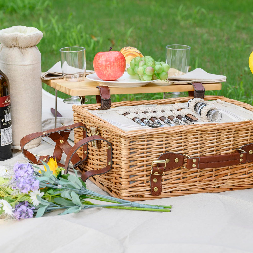 Detailed view of the wine bag included in the picnic set