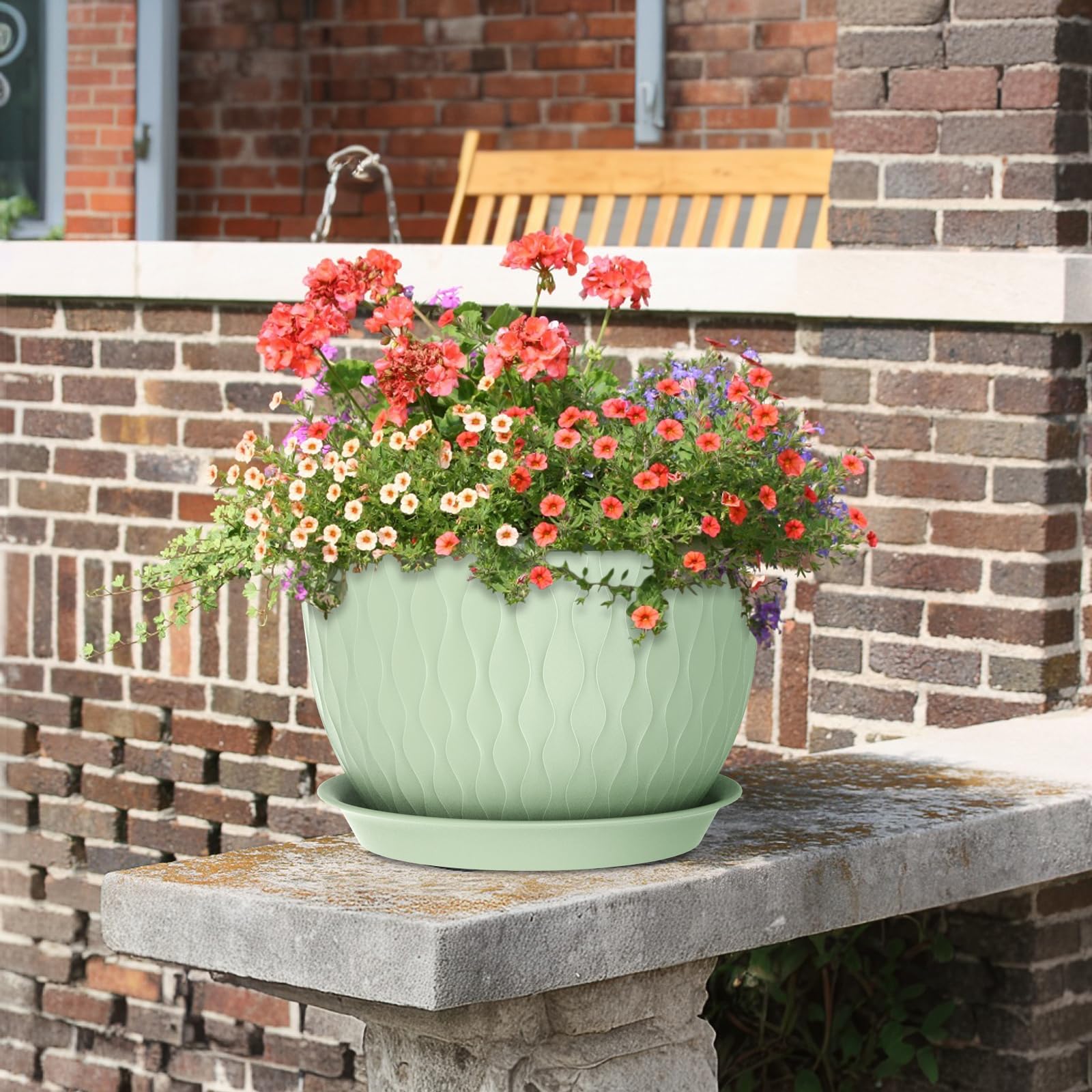 Different sizes of Meowell flower pots next to each other