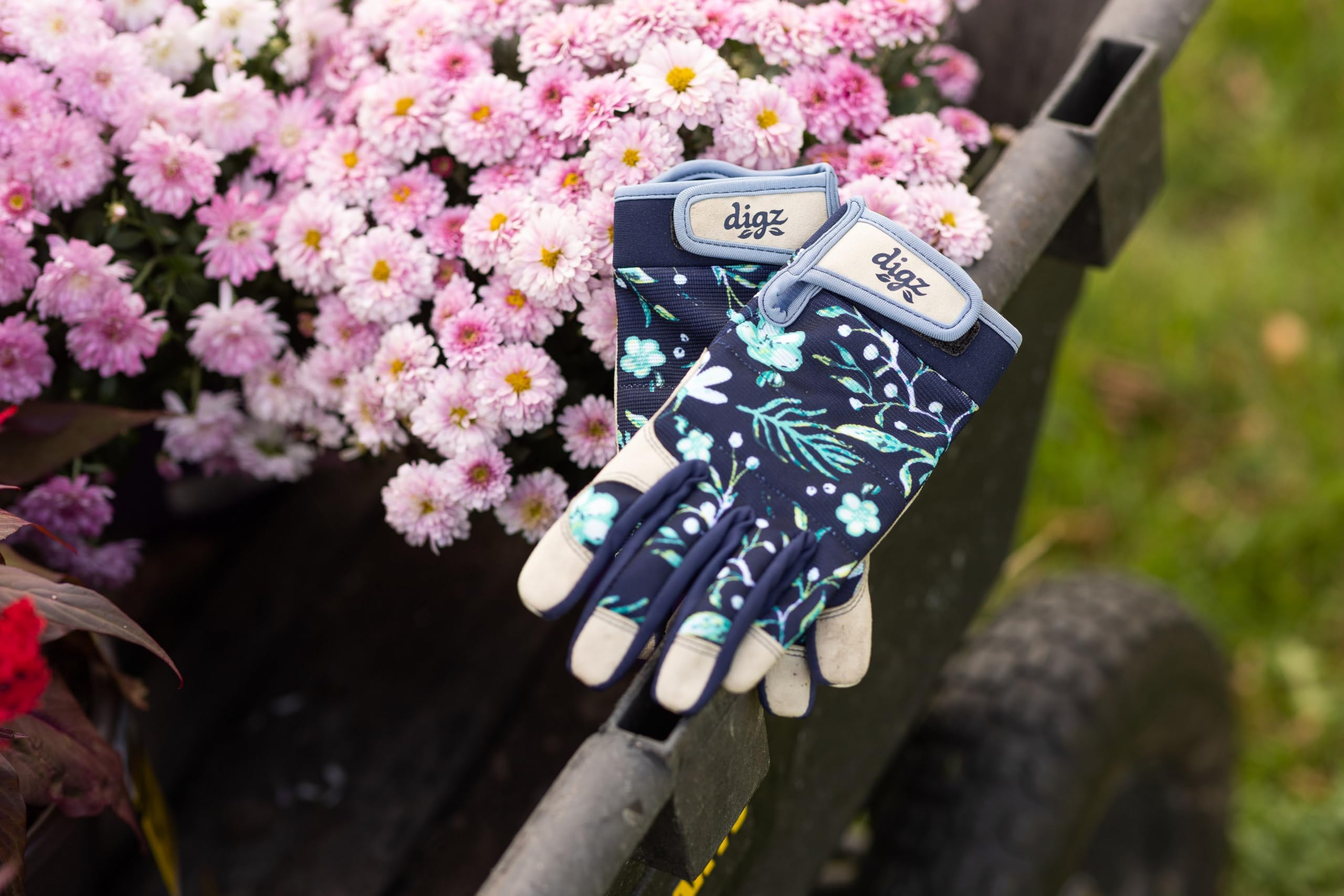 DIGZ Gardening Gloves in packaging