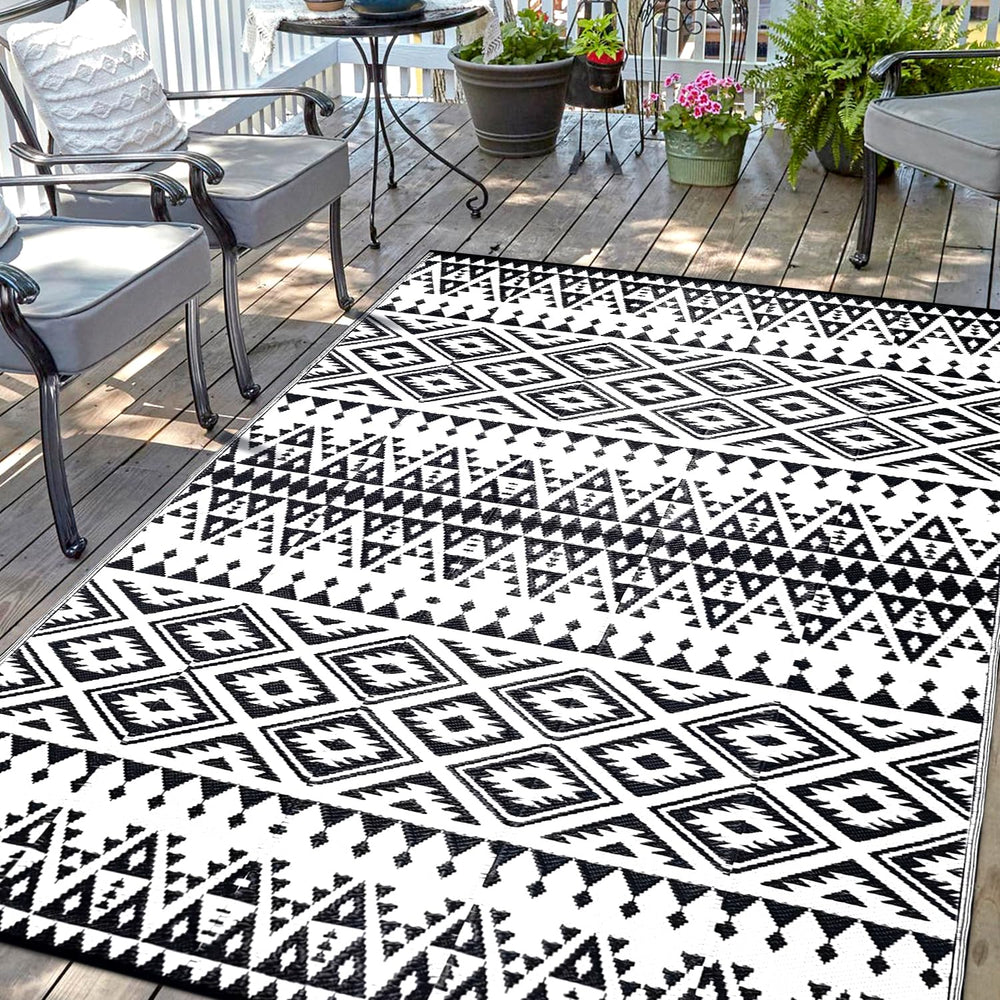 DiiKoo 8x10ft outdoor rug black and white geometric design front view