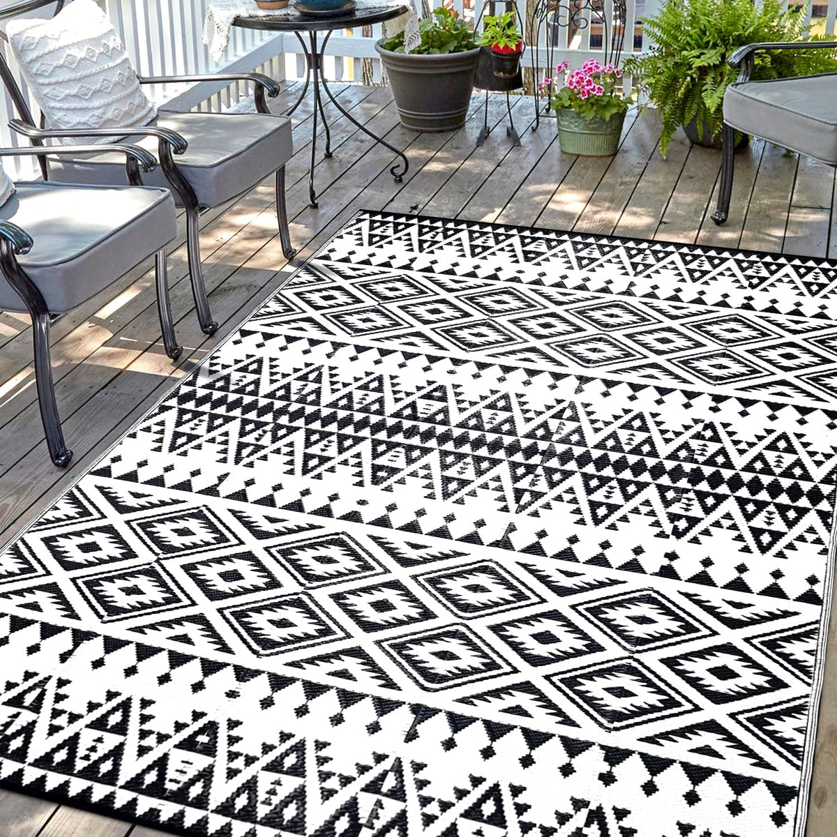 DiiKoo 8x10ft outdoor rug black and white geometric design front view