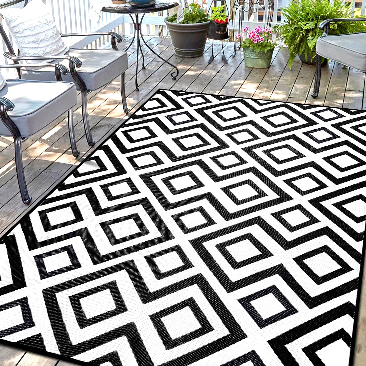 DiiKoo Outdoor Rug 6x9ft black and white geometric pattern front view