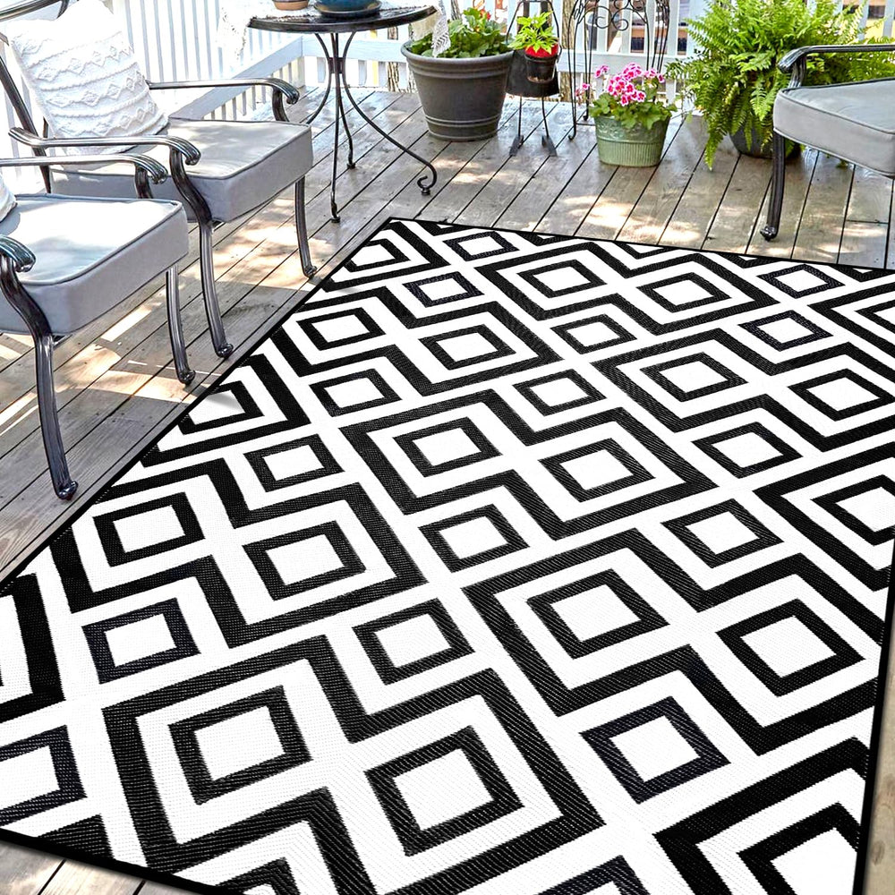 DiiKoo Outdoor Rug 6x9ft black and white geometric pattern front view