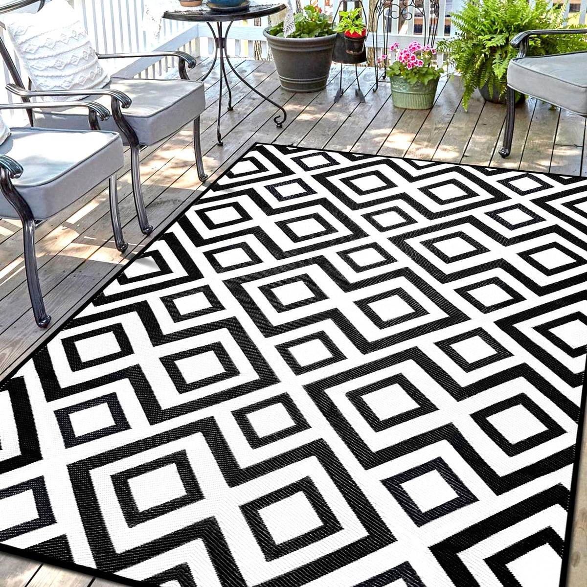 DiiKoo Outdoor Rug 6x9ft black and white geometric pattern front view