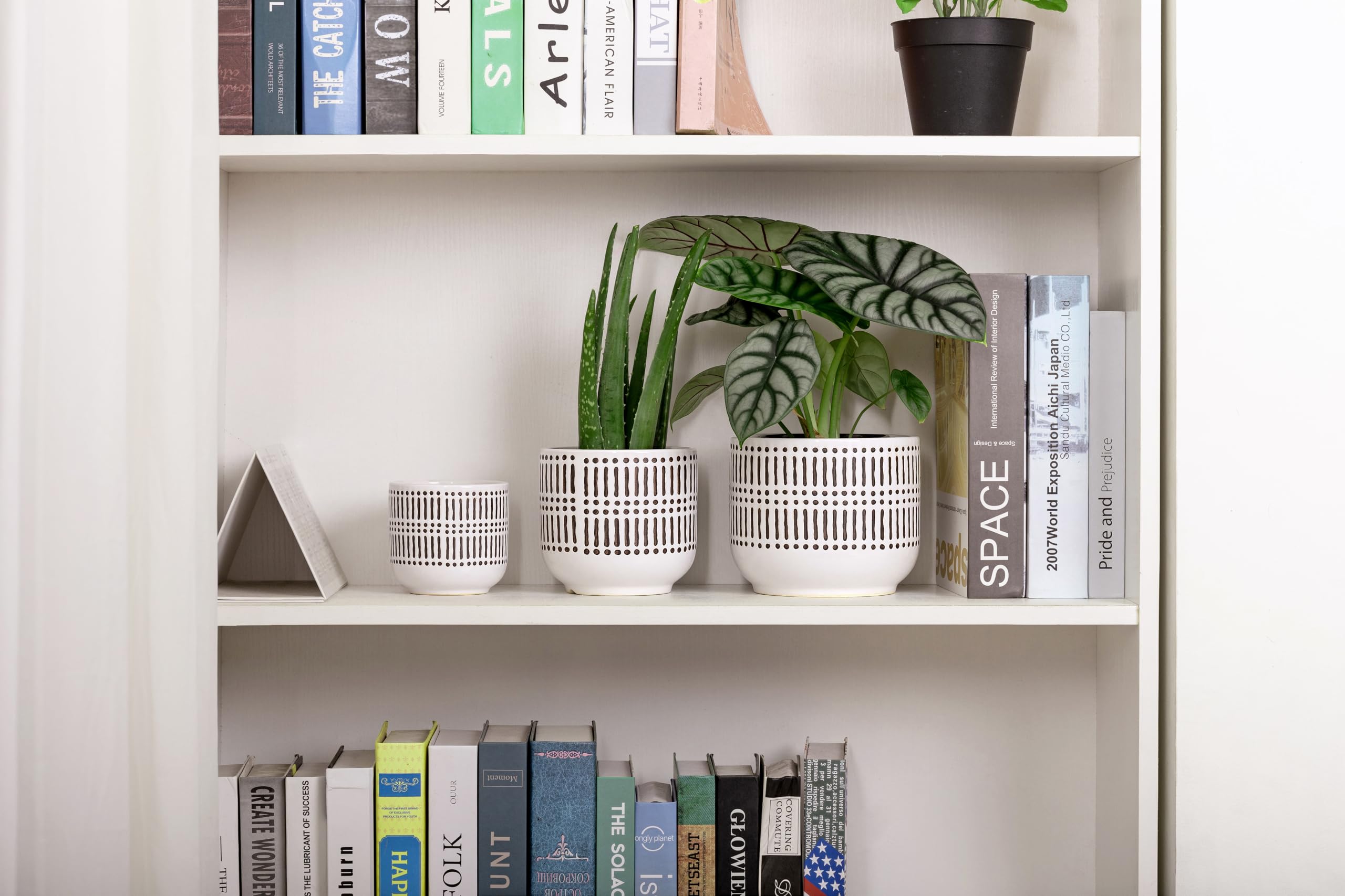 Docrin ceramic pot set with saucers on a desk