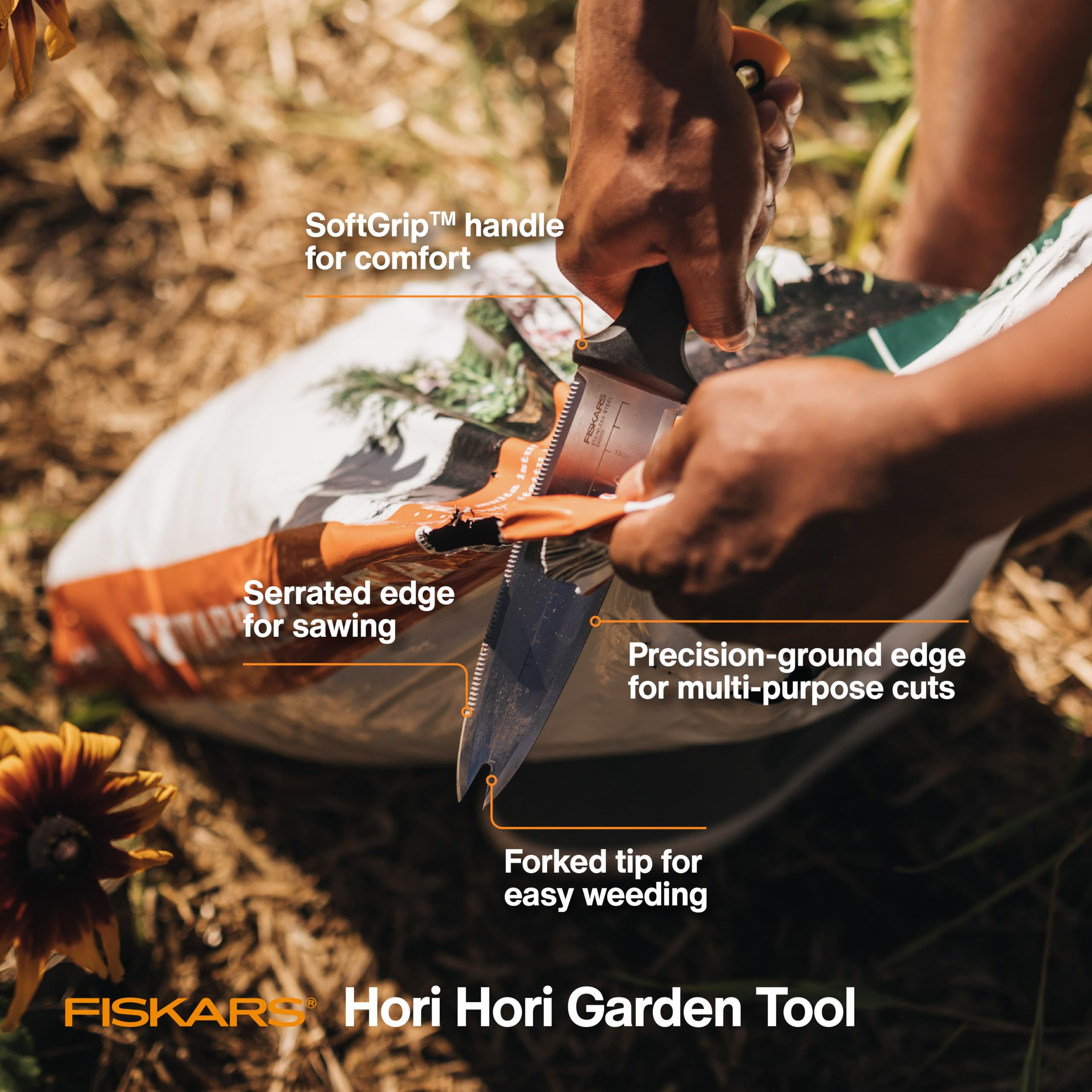 Dual-edged blade of Fiskars Hori Hori Knife close-up