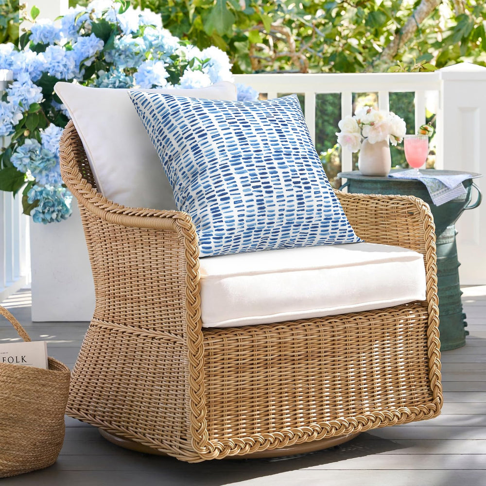 DYTXIII Pack of 2 pillows on balcony seating